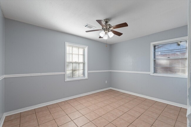 Building Photo - 906 Alyse St