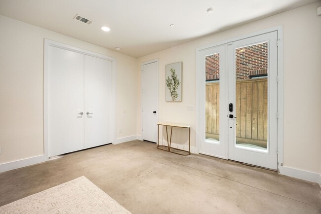 Building Photo - 306 W Pierce St