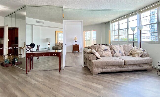 Building Photo - 905 Brickell Bay Dr