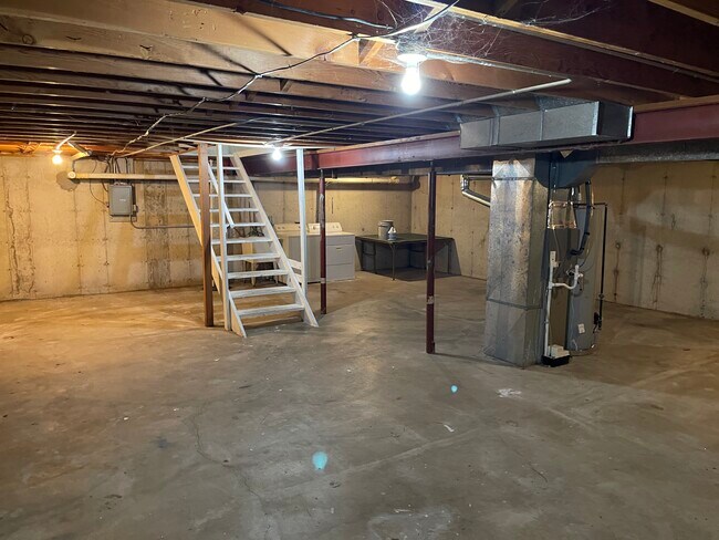 Building Photo - 4475 W Milham Ave