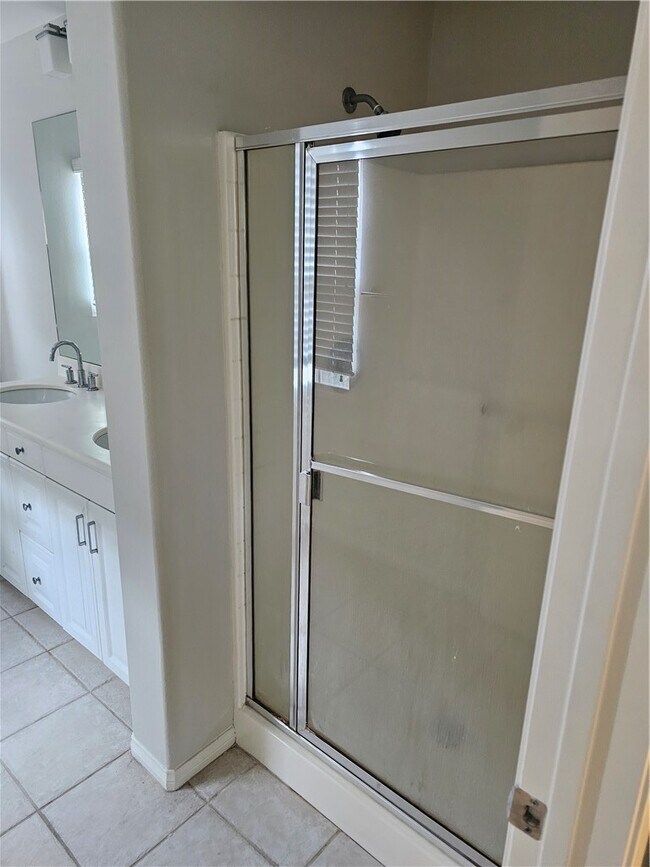 Building Photo - 16090 Valley Oak Dr