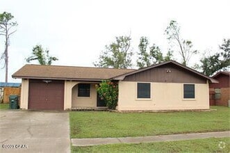 Building Photo - "Charming 3-Bedroom Retreat with 2 Full Ba...