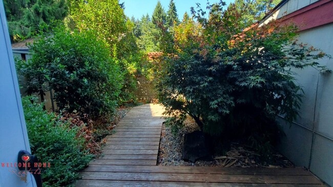 Building Photo - 2 bedroom townhome condo with AMAZING view...