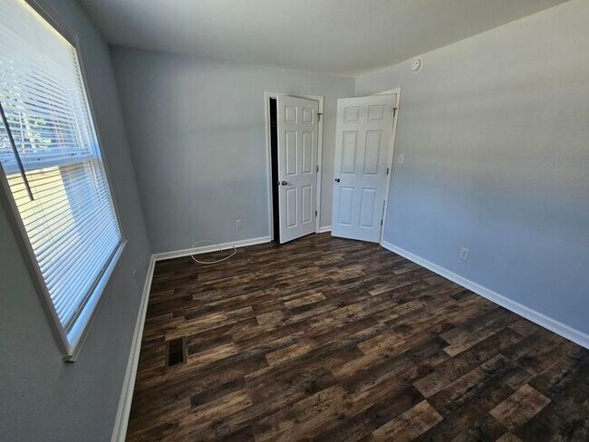 Building Photo - 2BD/1BA Duplex in Newton