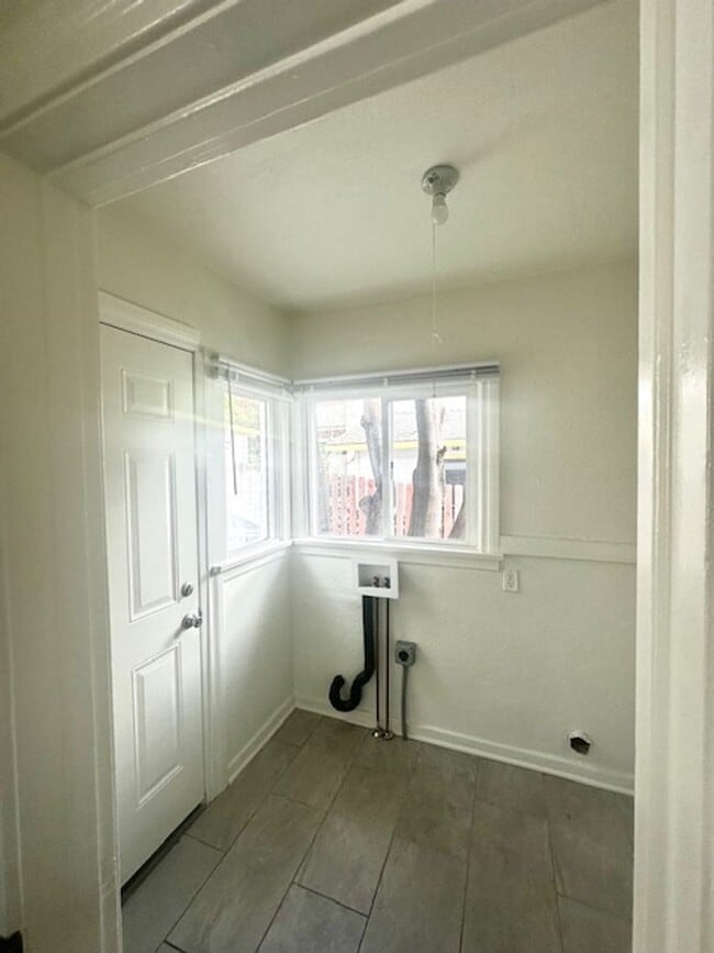 Building Photo - Super Charming Cottage, downtown Ventura