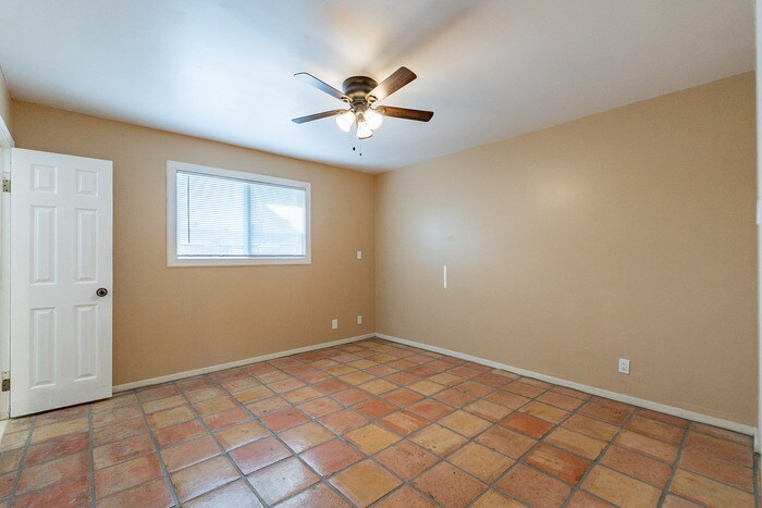 Building Photo - 1025 W 12th Pl