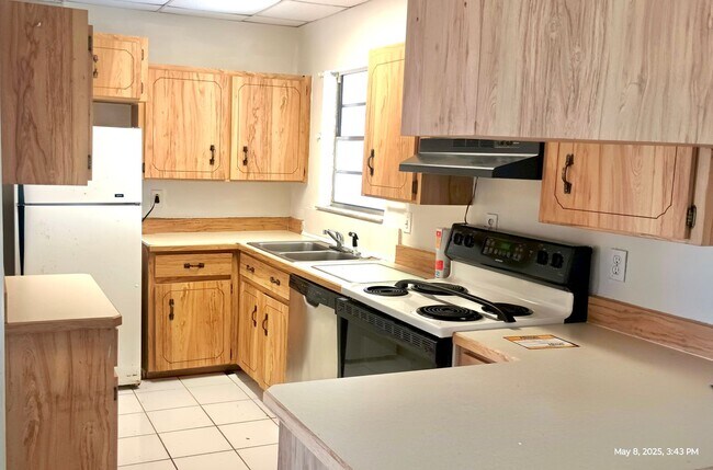 Building Photo - Spacious 3-Bedroom, 2-Bathroom Home in Des...