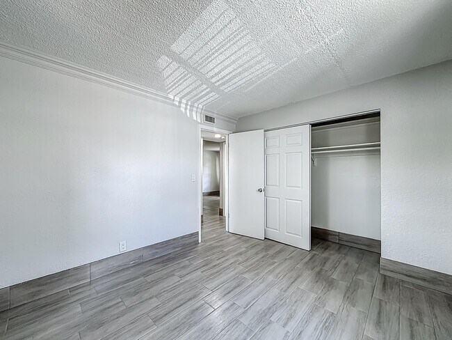 Building Photo - 337 Kenilworth Blvd