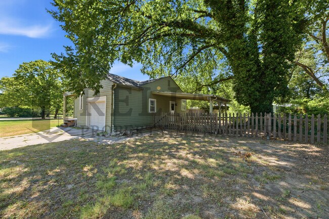 Building Photo - 2017 S Grn Acrs St