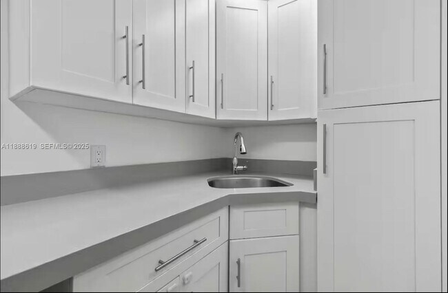 Building Photo - 7101 W Lake Dr