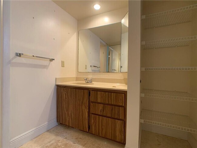 Building Photo - 1721 Whitehall Dr