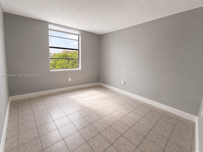 Building Photo - 9440 Fontainebleau Blvd