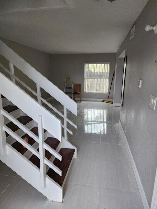 Building Photo - 618 SW 1st St