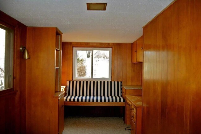 Building Photo - 1215 Farwell Dr