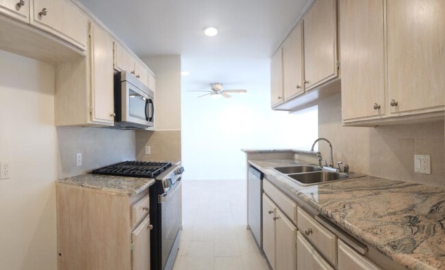 Building Photo - 1 bedroom in North Hollywood CA 91601