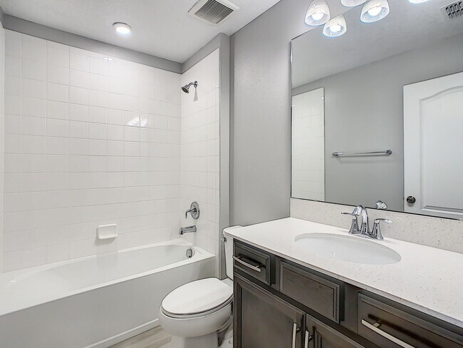 Building Photo - Stylish 3-Bedroom Townhome in Gated Sanfor...