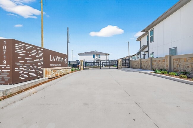 Building Photo - 10719 Mason Rd