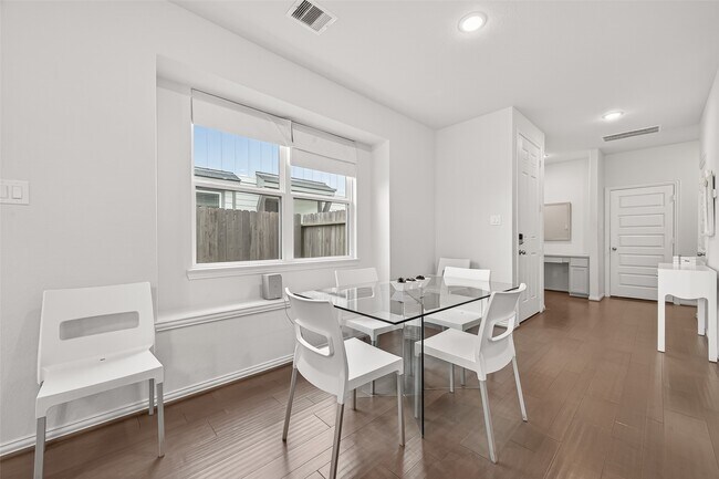 Building Photo - 27926 Western Crk Ct