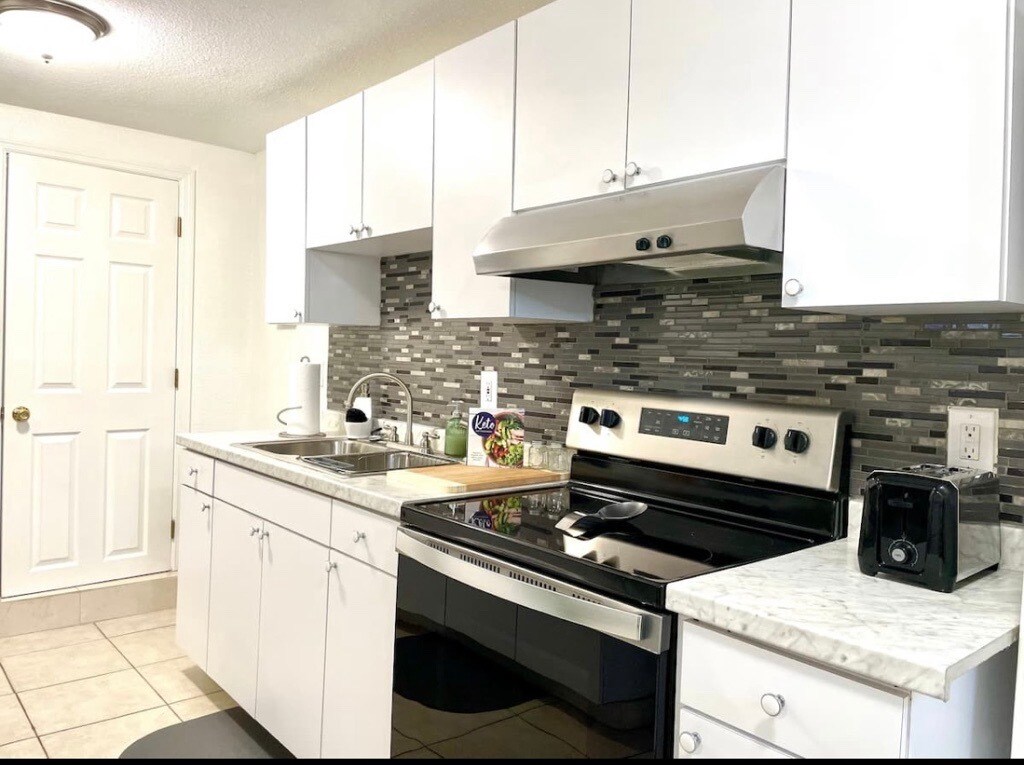 Building Photo - 2575 S Himes Ave