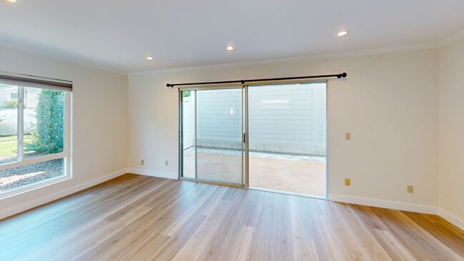 Building Photo - Open Concept Townhouse | Vinyl Plank Flooring