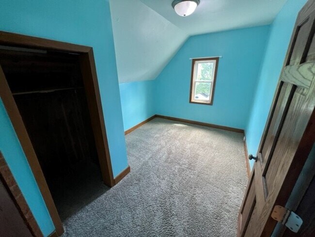 Building Photo - Duluth, MN - 4 Bedroom - 2 Bath - 2 car garage - Single family home