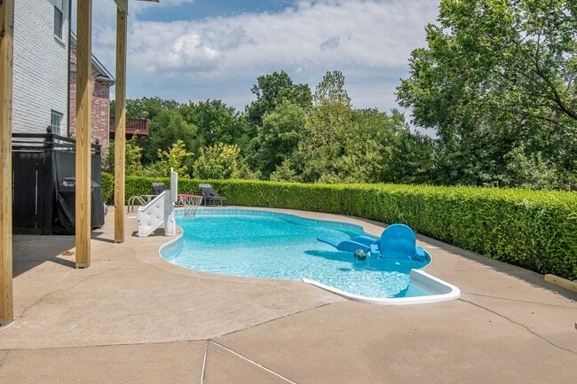 Building Photo - Luxury Living w/ Pool In Brentwood!
