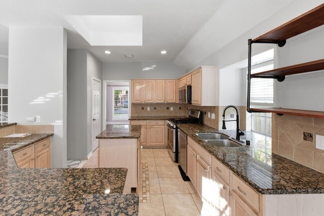 Building Photo - 1813 Oakwood Dr E