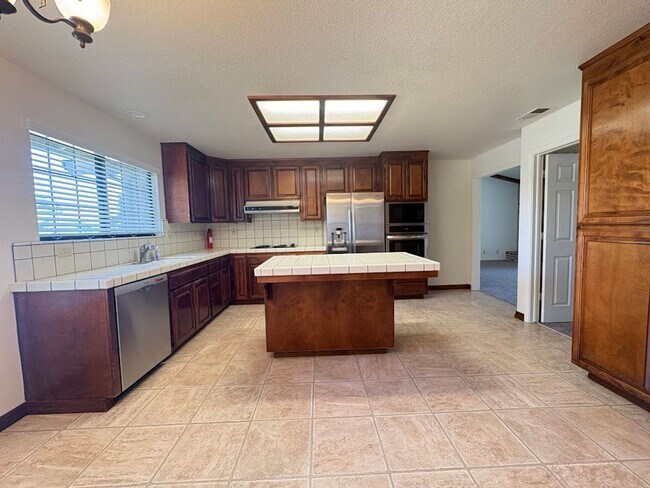 Building Photo - Spacious 4 Bedroom Home in Quiet Galt Neighborhood