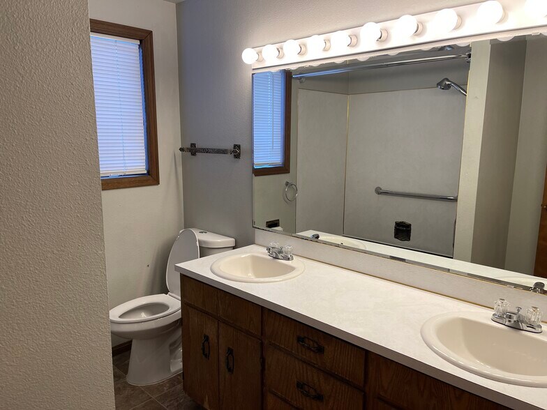 Main Bath Dble Vanity - 11923 Canyon Rd E