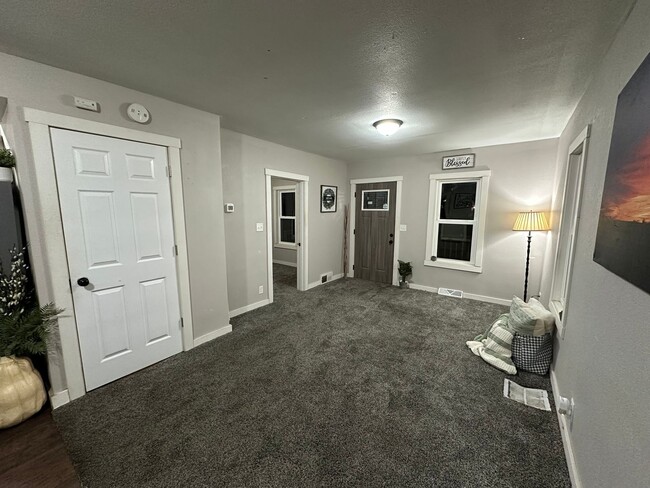 Building Photo - Remodeled 3 bed, 1 bath home for rent.