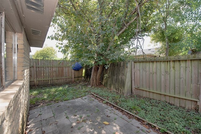 Building Photo - 4843 Beechaven St