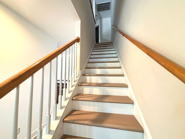 Building Photo - Beautiful 3-Bedroom, 3.5-Bath Townhome in ...