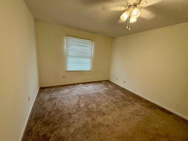 Building Photo - 991 Manor Ln