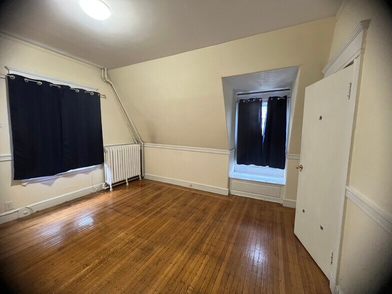 Building Photo - 148 Strathmore Rd