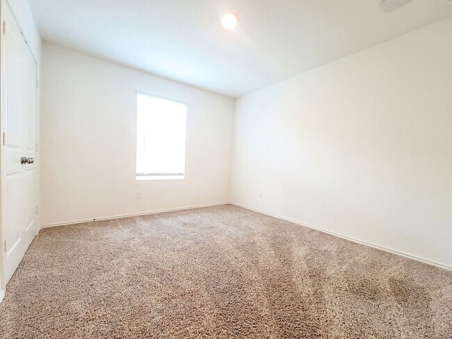 Building Photo - Modern & Spacious 3BR/2BA Home with Covere...