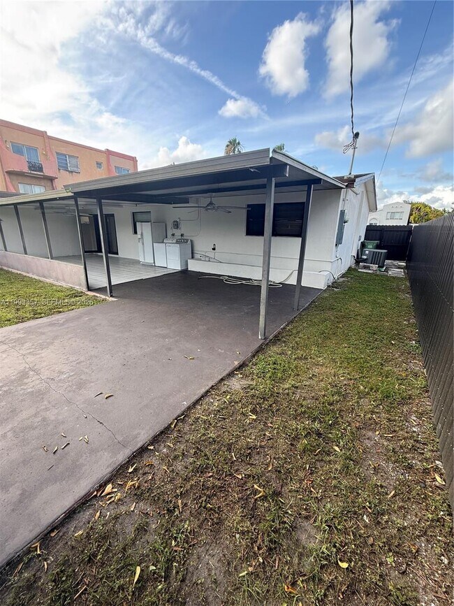 Building Photo - 1050 W 37th St