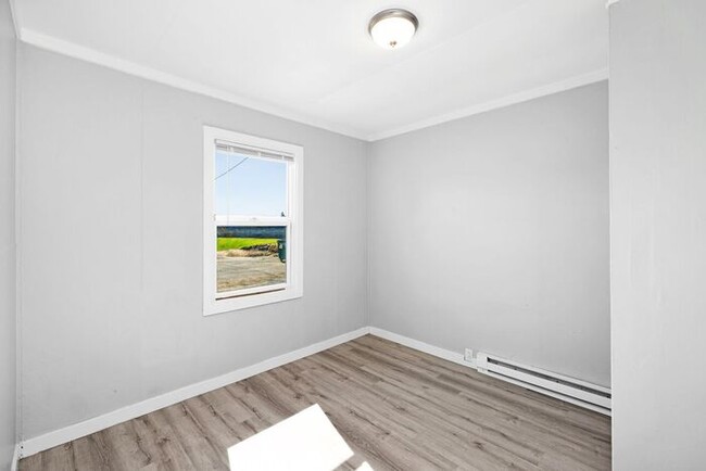 Building Photo - 1 bedroom unit available soon! 1ST MONTH F...