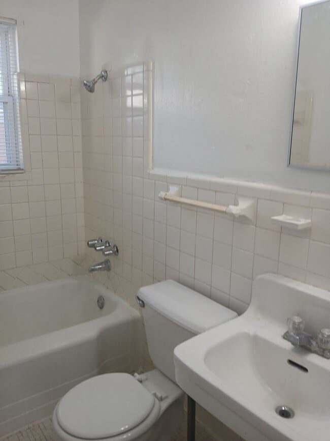 Building Photo - Avon 3019-3021