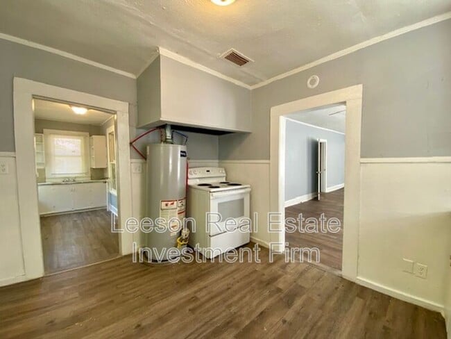 Building Photo - 262 E 68th St