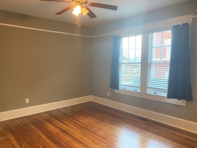 Building Photo - Two Bedroom Apartment On Tattnall Square Park