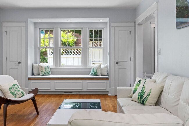Building Photo - *Beautifully Updated & Spacious 4BD/3.5BA ...