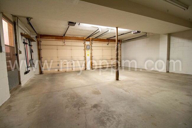 Building Photo - Must See! Well maintained 3 Bedrooms 2.5 B...