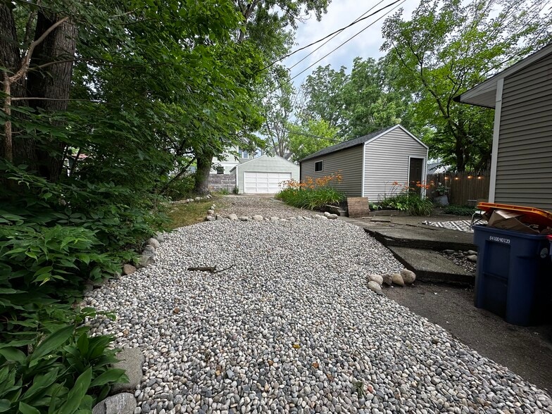 Building Photo - 619 Innes St NE