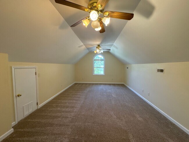 Building Photo - Charming 3BR Home with Bonus Room, Fenced Backyard & Quiet Cul-de-Sac Location