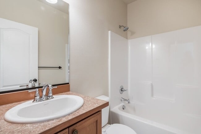 Building Photo - 3 bed 2 bath Crown Pointe Neighborhood wit...