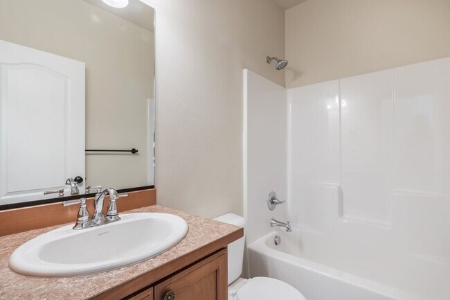 Building Photo - 3 bed 2 bath Crown Pointe Neighborhood with A/C