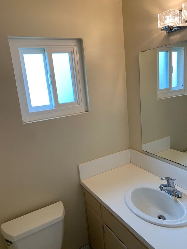 Building Photo - Great 3 Bedroom 1 and 1/2 Bath House in Se...
