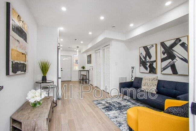 Building Photo - 702 19th St NE