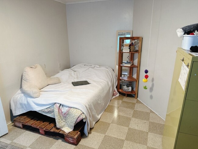 Building Photo - PRELEASE: 4 bd/1ba across from Laurel Park + near WWU