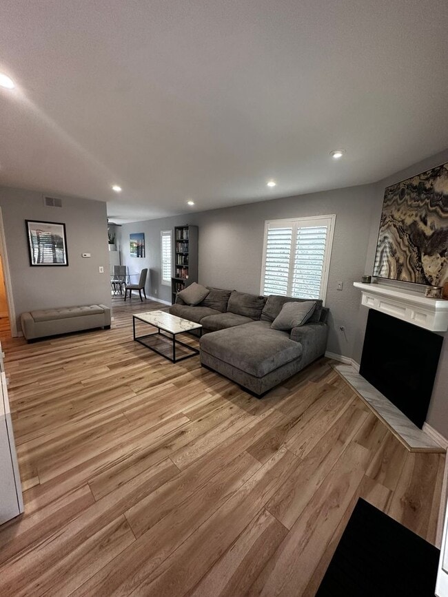 Primary Photo - Beautiful, Charming 2-story townhome 2 bedroom and 1.5 bath located on the cusp of Clairemont and...